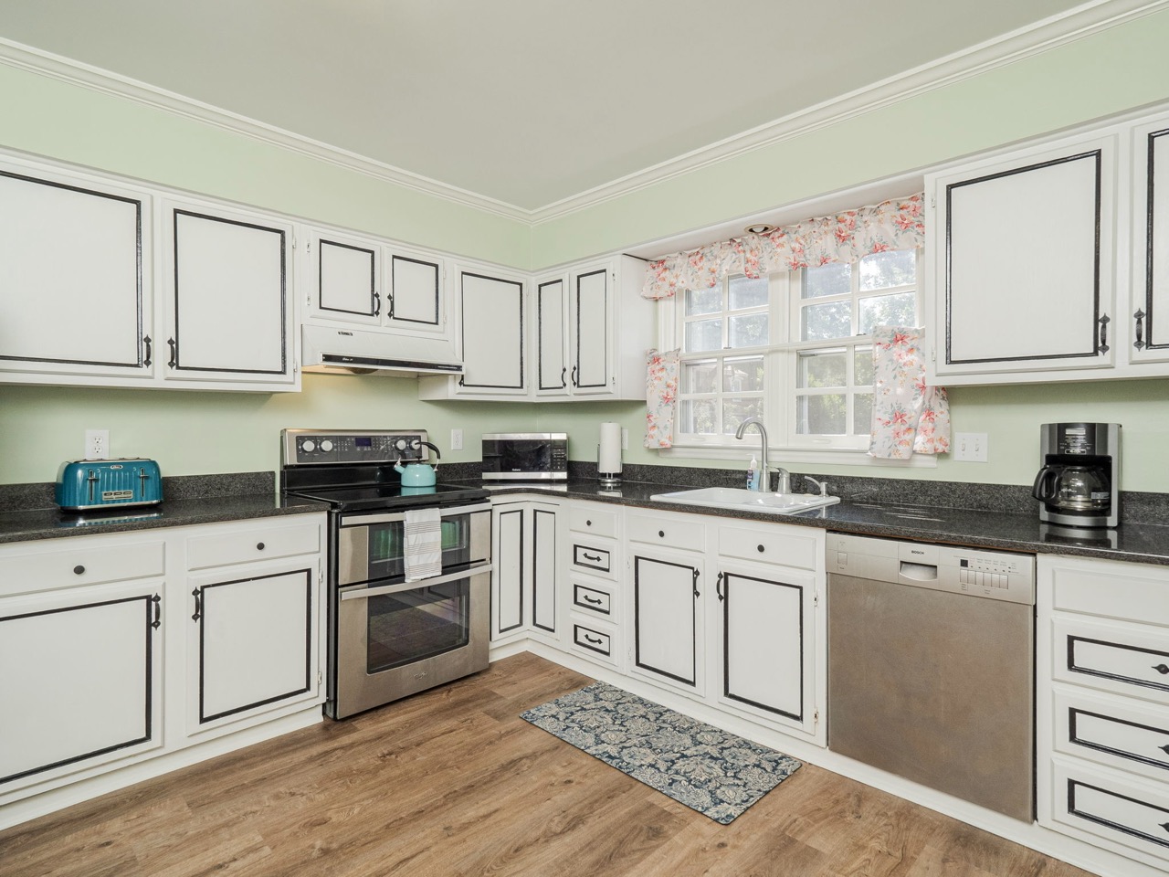 907 Lexington Ave full kitchen
