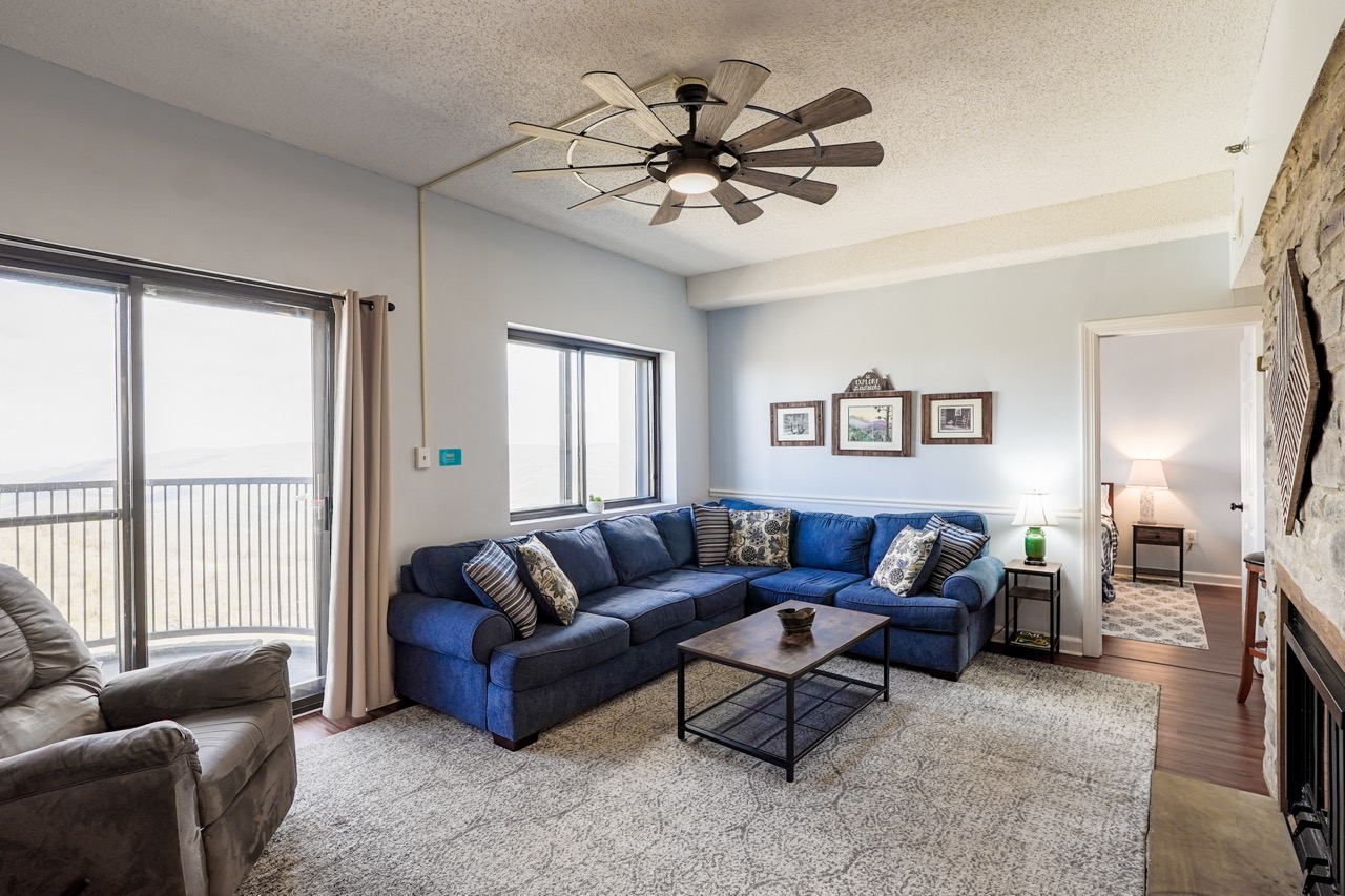 Sugartop 2019 living room with mountain view